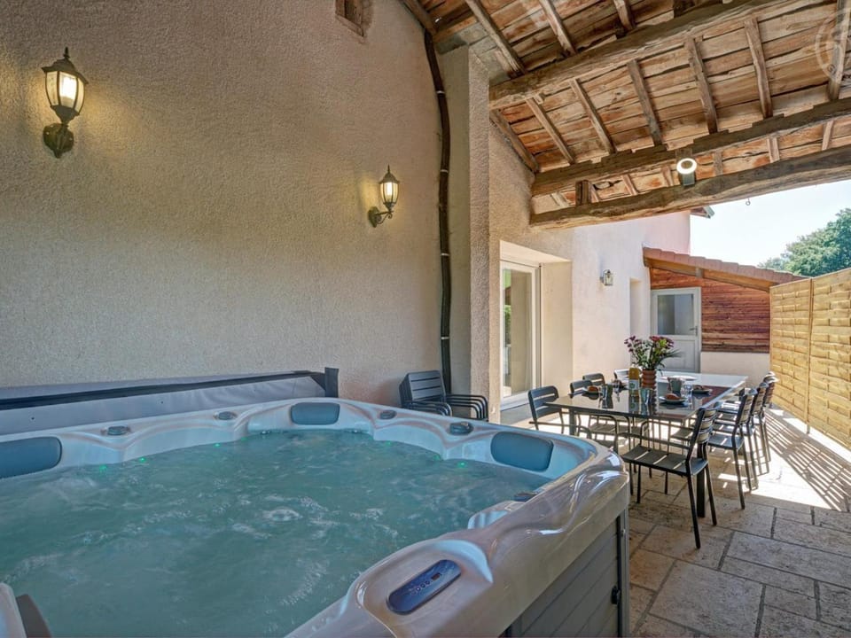 Gîte spacieux pour 12 avec jardin privé et spa à Chevrières Country House in Auvergne-Rhône-Alpes