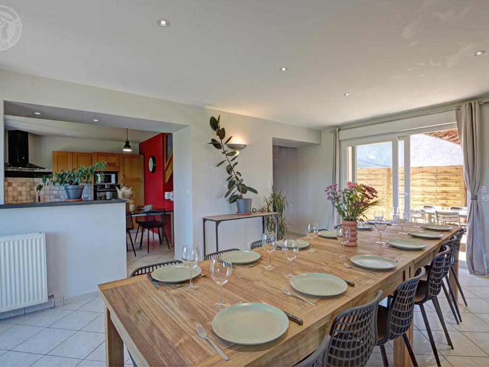 Gîte spacieux pour 12 avec jardin privé et spa à Chevrières Country House in Auvergne-Rhône-Alpes
