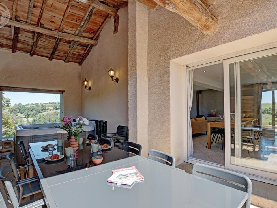 Gîte spacieux pour 12 avec jardin privé et spa à Chevrières Country House in Auvergne-Rhône-Alpes
