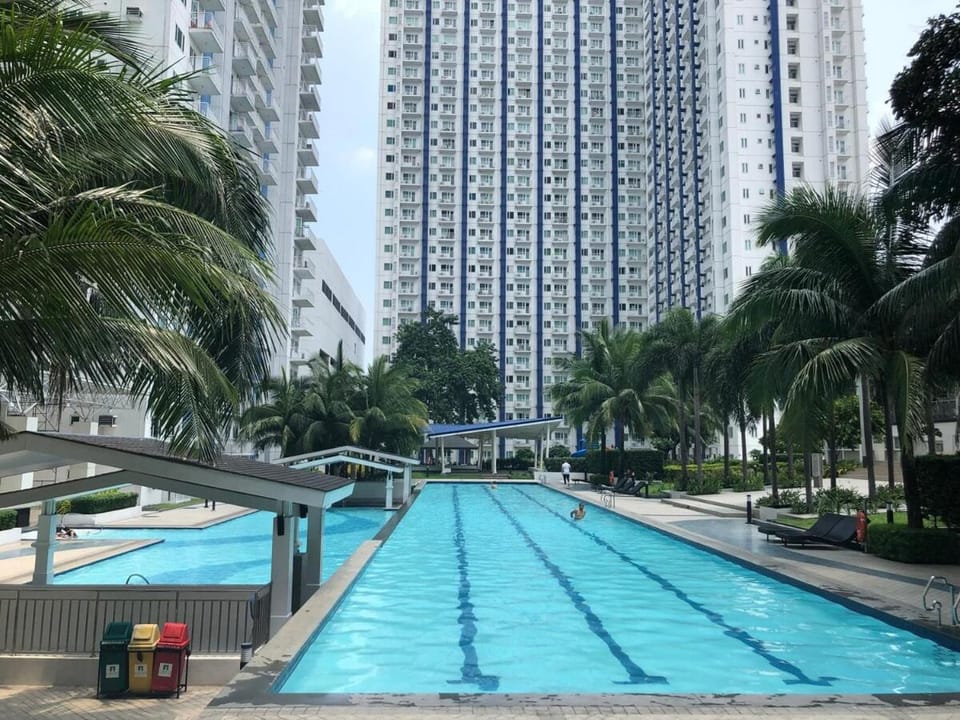 Relaxing 1Br in Quezon City, garden view with pool & mall Apartment in Quezon City