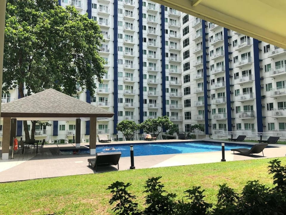 Relaxing 1Br in Quezon City, garden view with pool & mall Apartment in Quezon City