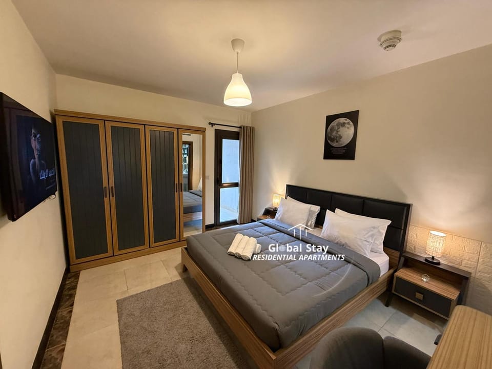 Bed, TV and multimedia, Photo of the whole room, Bedroom