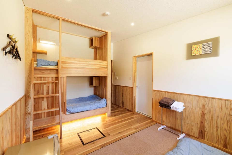 宿と図書サロン 花車 Hanagurum Inn Bed and Breakfast in Japan