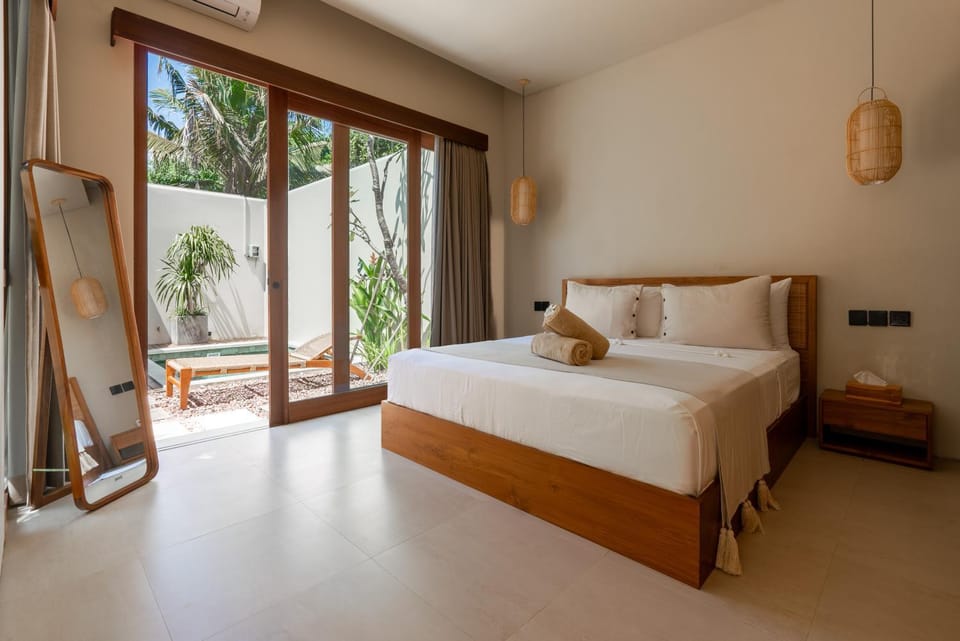 Bedroom, Pool view