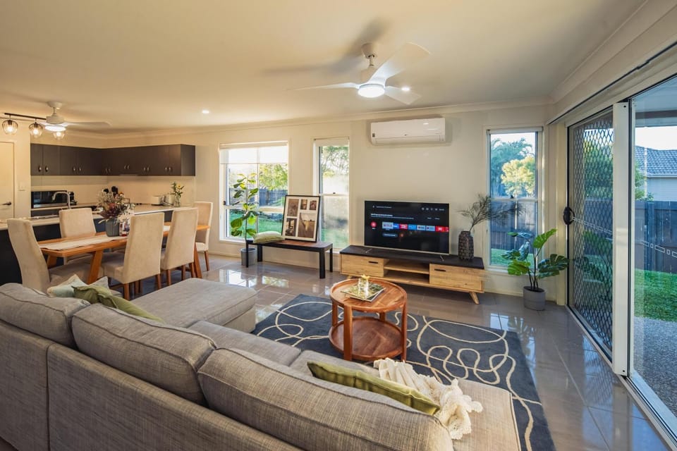 Communal lounge/ TV room, TV and multimedia, Living room, Seating area, Dining area, air conditioner