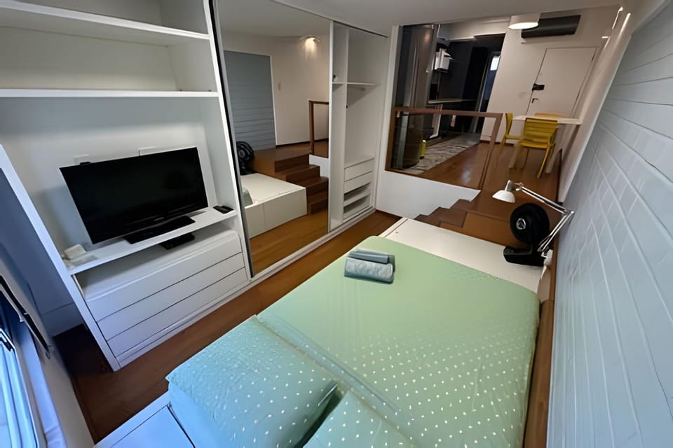 Bed, TV and multimedia, Bedroom, towels