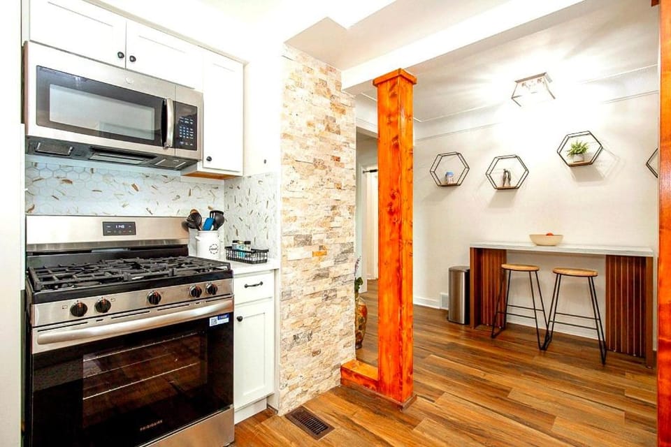 Kitchen or kitchenette, Dining area, oven