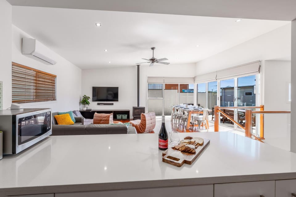 Communal lounge/ TV room, TV and multimedia, Kitchen or kitchenette, Living room, Seating area, Dining area, fireplace, air conditioner