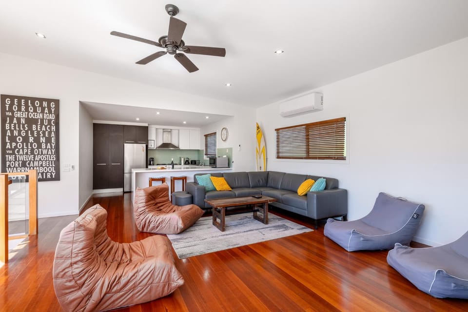 TV and multimedia, Living room, Seating area, air conditioner