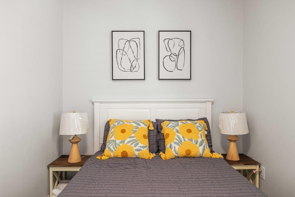 Bed, Photo of the whole room, Decorative detail, Bedroom