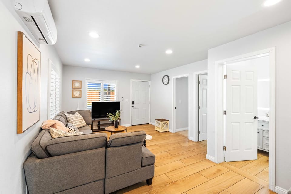 TV and multimedia, Living room, air conditioner