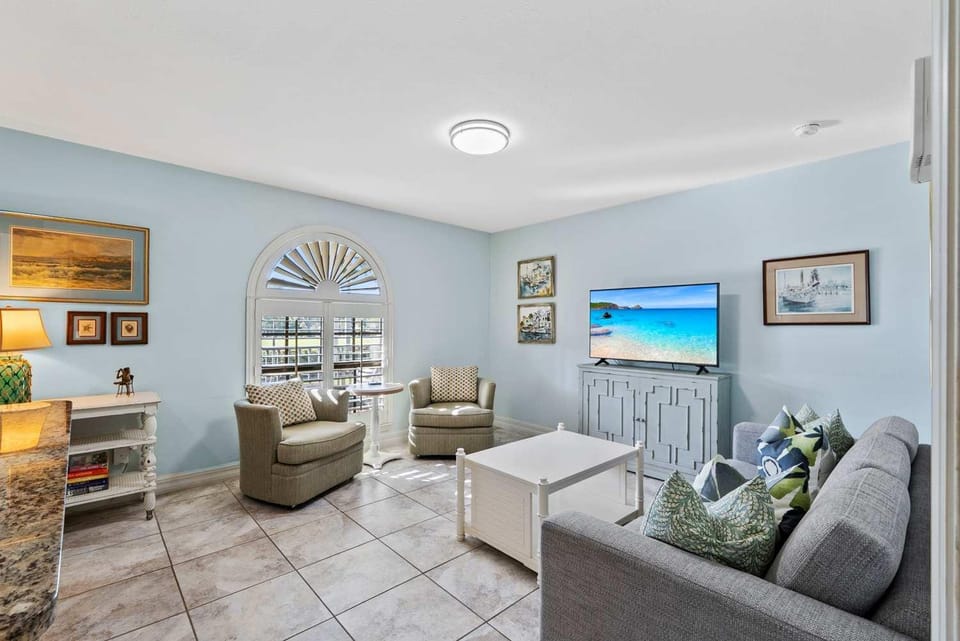 TV and multimedia, Living room, Seating area, air conditioner