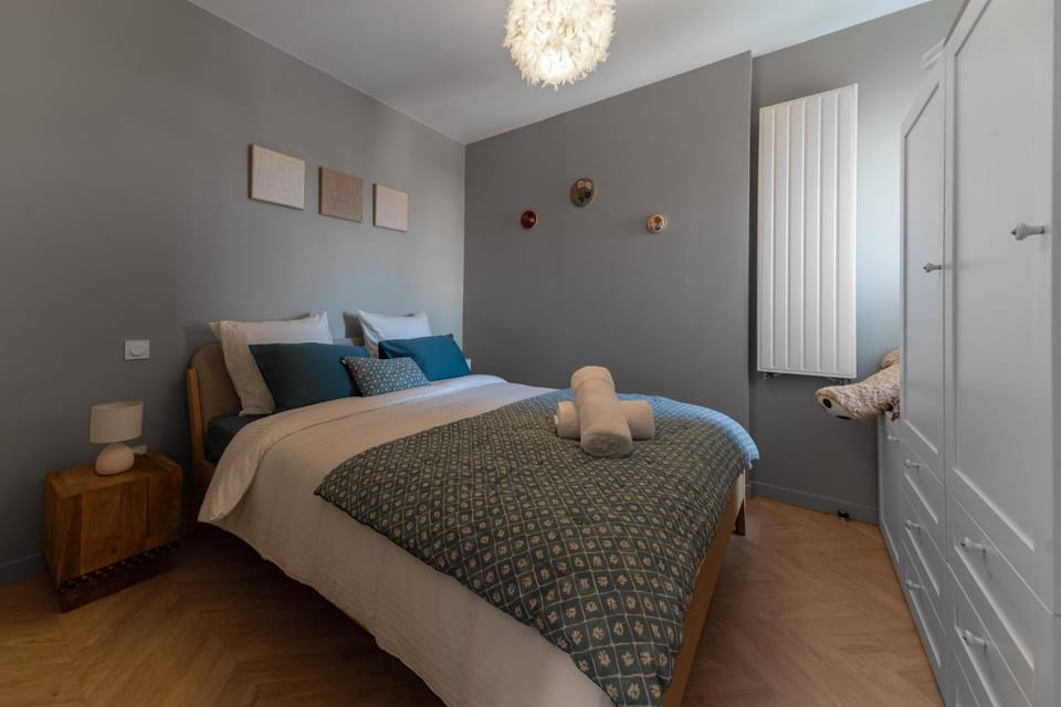 Bed, Photo of the whole room, Bedroom, towels