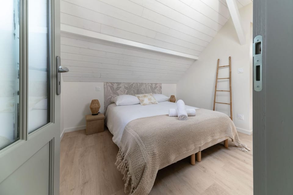 Bed, Photo of the whole room, Bedroom, towels