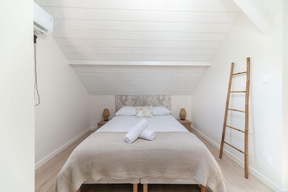 Bed, Photo of the whole room, Bedroom, towels