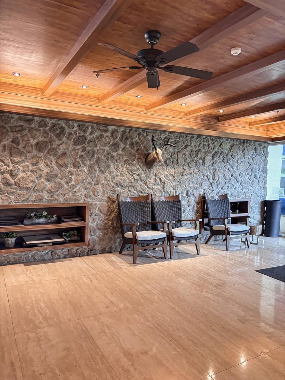 Relaxing Home with Balcony, Wi-FI and Netflix at SMDC Cool Apartment in Tagaytay