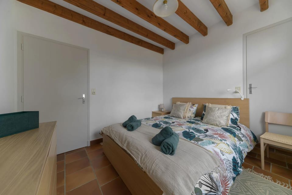 Bed, Photo of the whole room, Bedroom, towels