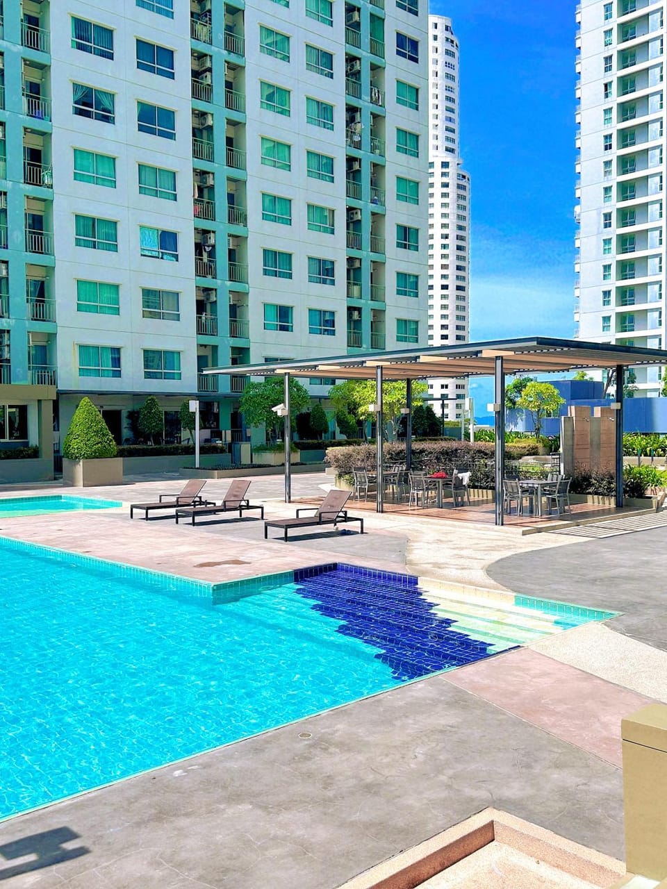 Property building, Swimming pool, Swimming pool, sunbed