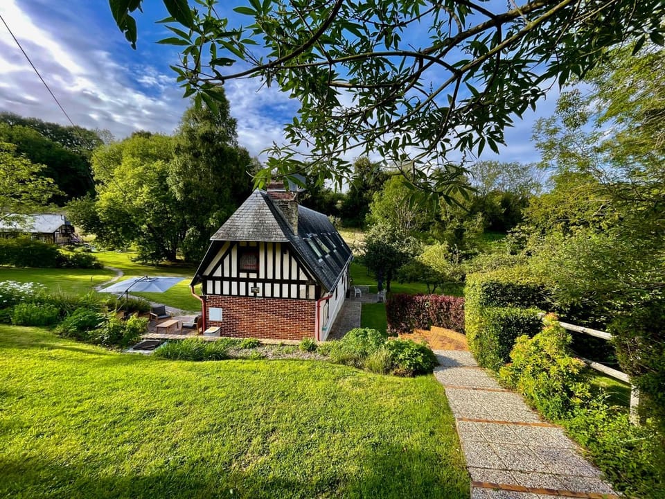 Property building, Natural landscape, Garden, Garden view