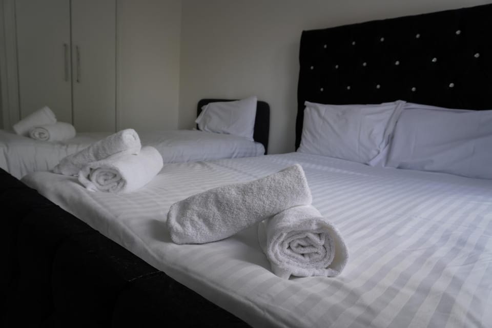 Bed, Bedroom, towels