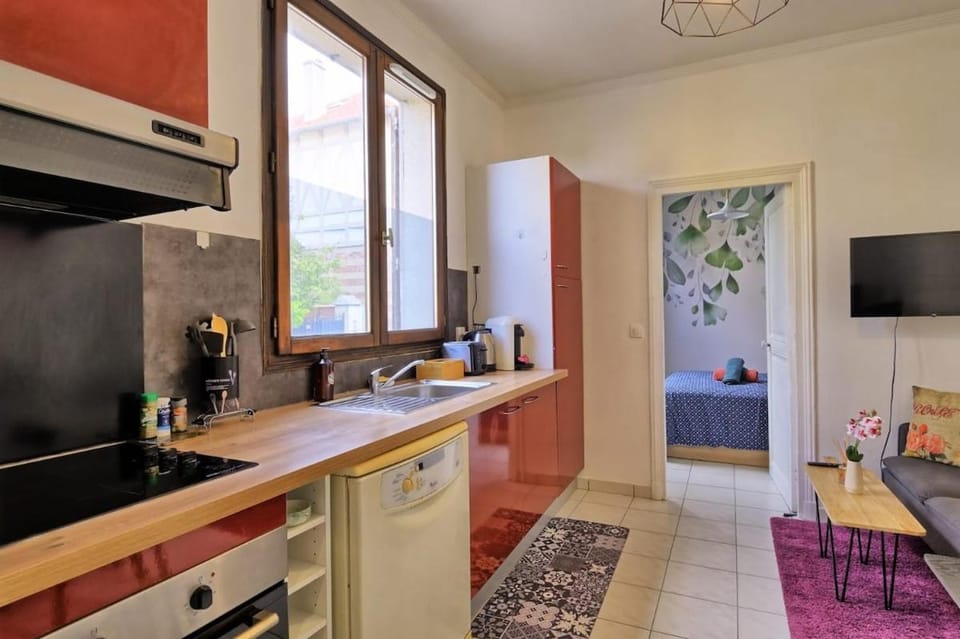 TV and multimedia, Coffee/tea facilities, Kitchen or kitchenette, Living room, Dining area, oven, stove, toaster