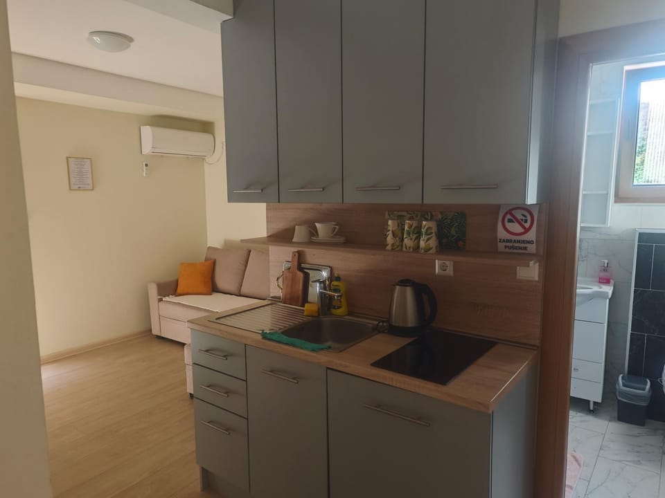 Coffee/tea facilities, Kitchen or kitchenette, stove