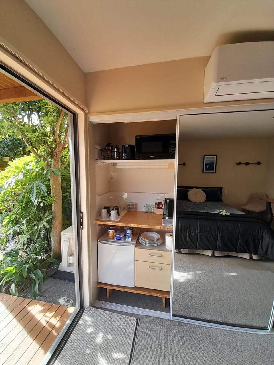 Kitchen or kitchenette, air conditioner