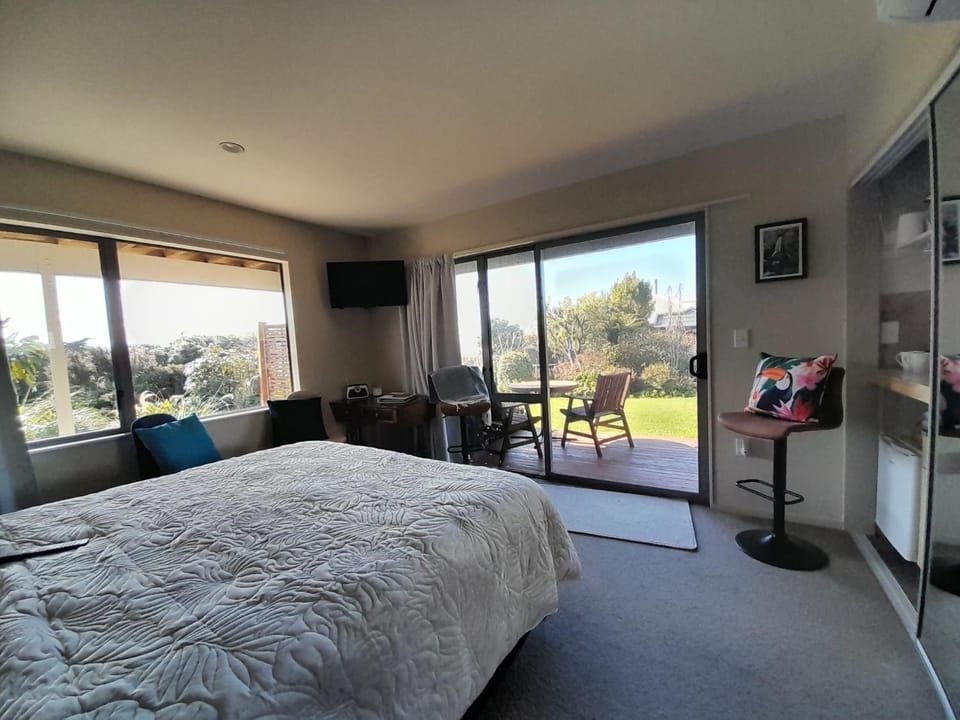 TV and multimedia, Balcony/Terrace, Photo of the whole room, Seating area, Bedroom