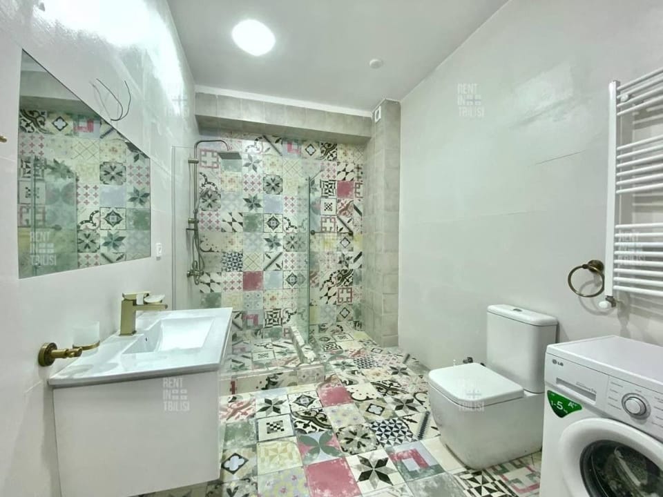 Shower, Toilet, Bathroom, towels, washing machine