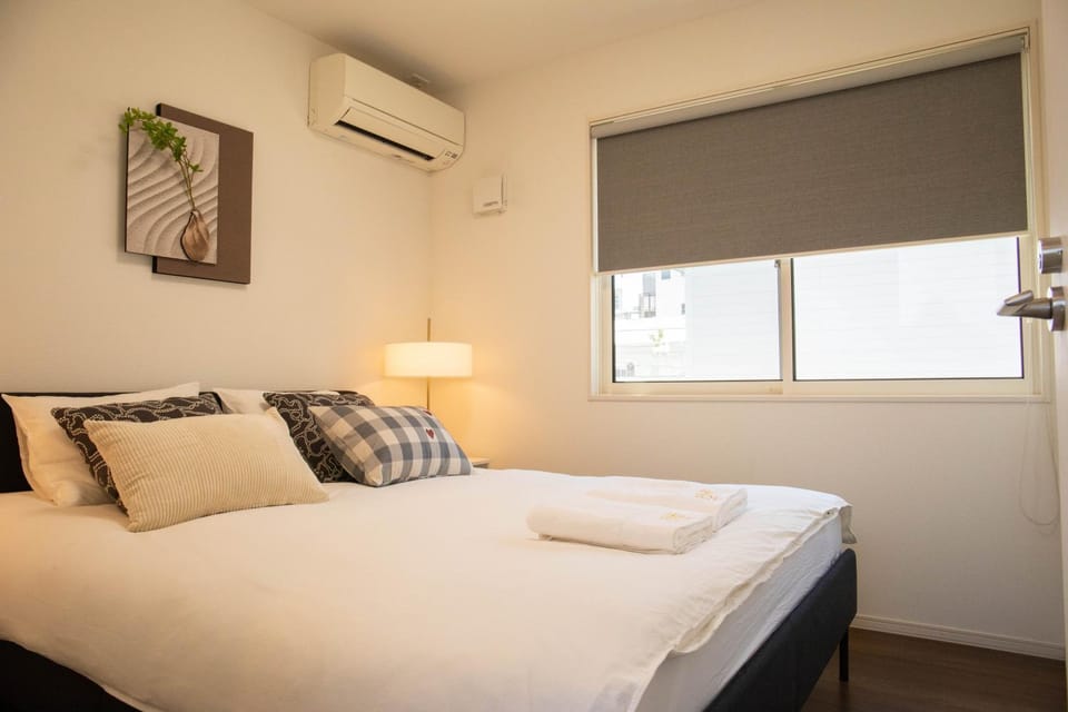 Bed, Photo of the whole room, Bedroom, towels, air conditioner