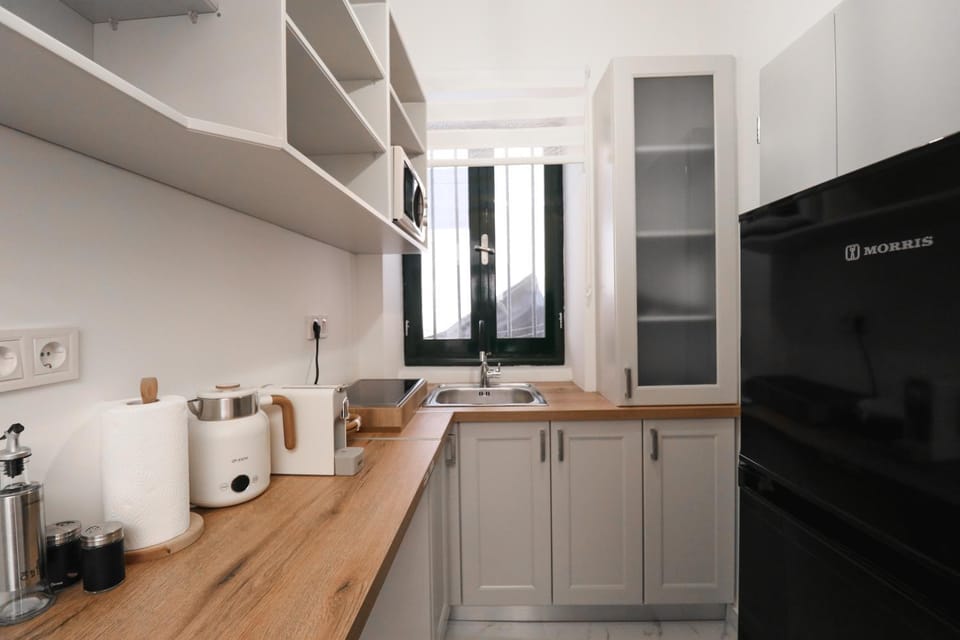 Coffee/tea facilities, Kitchen or kitchenette, stove, toaster