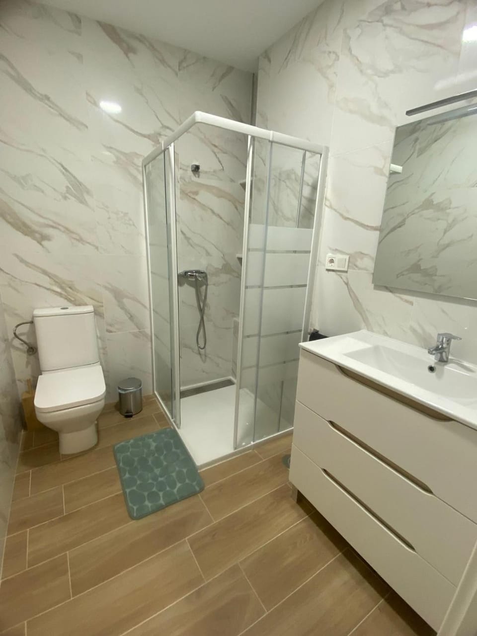 Shower, Toilet, Bathroom, towels