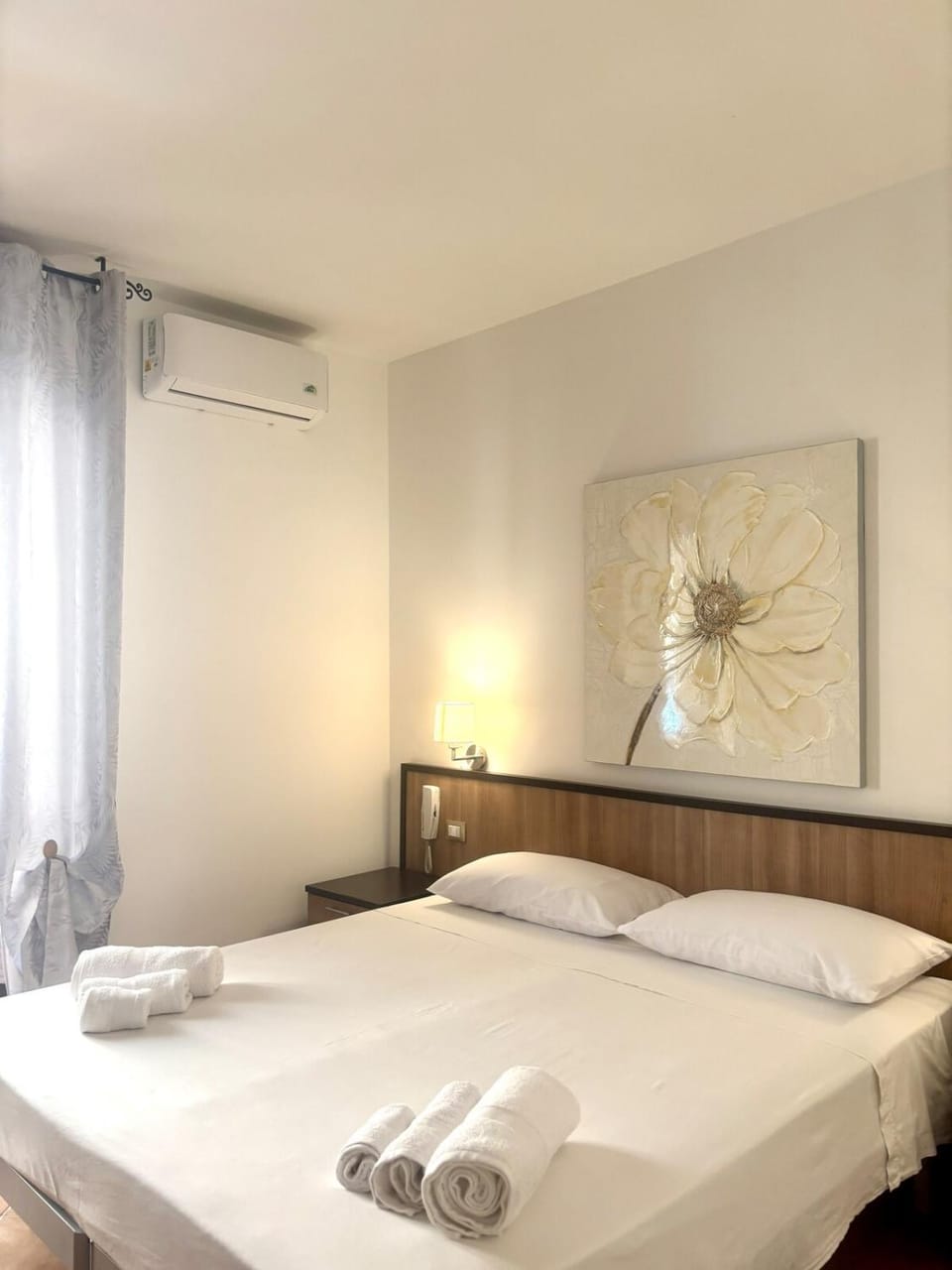 Bed, towels, air conditioner