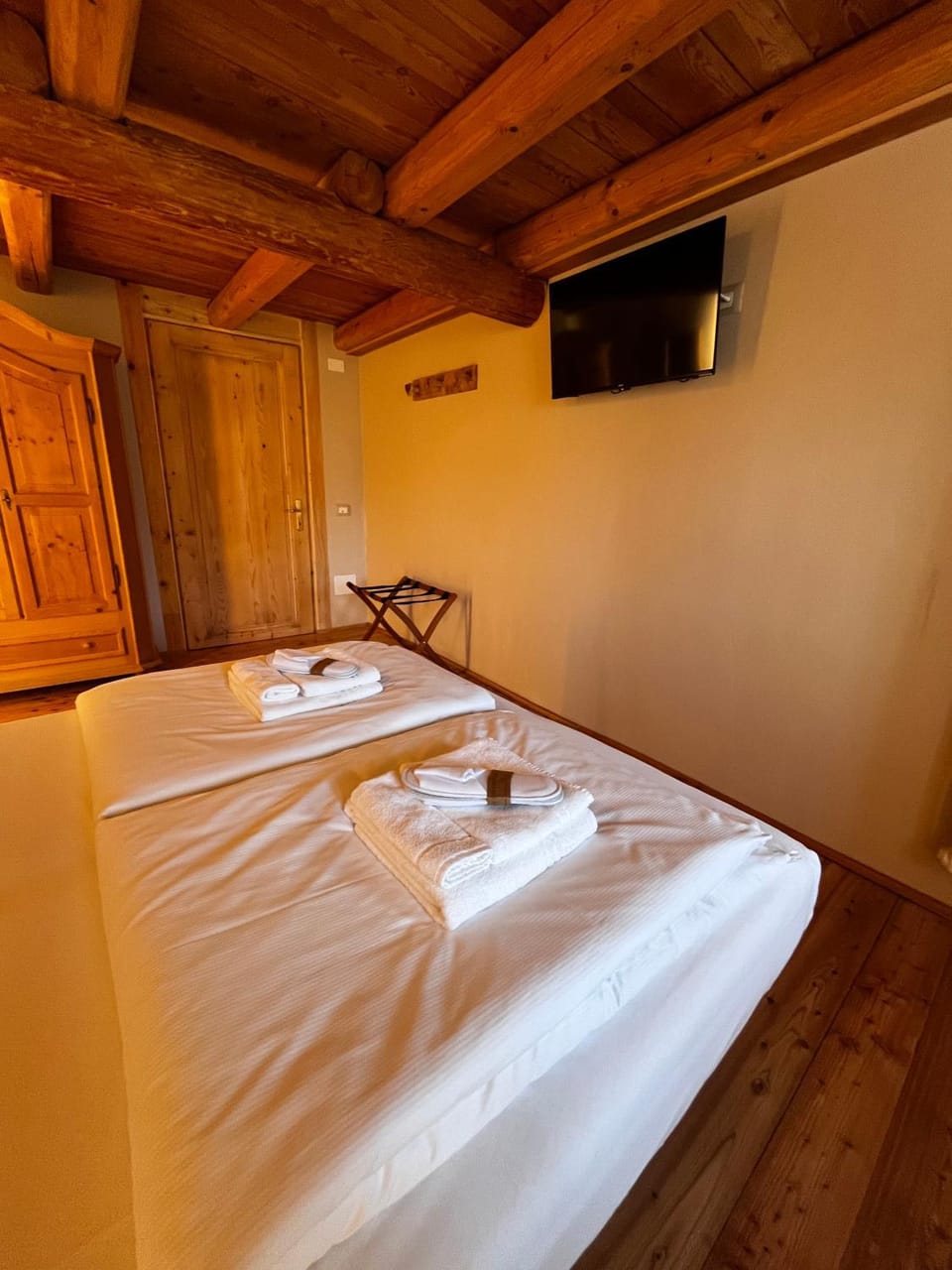 Bed, TV and multimedia, Photo of the whole room