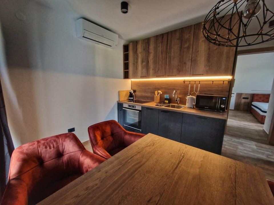 Kitchen or kitchenette, Dining area, Breakfast, minibar