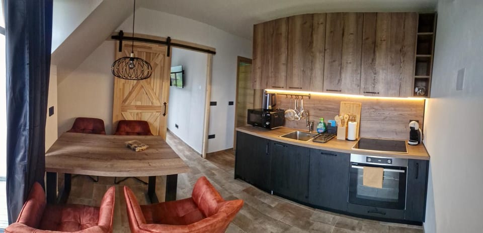 Coffee/tea facilities, Kitchen or kitchenette, Dining area, minibar, oven, toaster