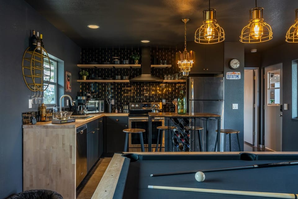 O&HPoolPickleballSaunaSpaFirepitColdPlungeBocceGolfArcadePingPongBBQ Villa in Southern California