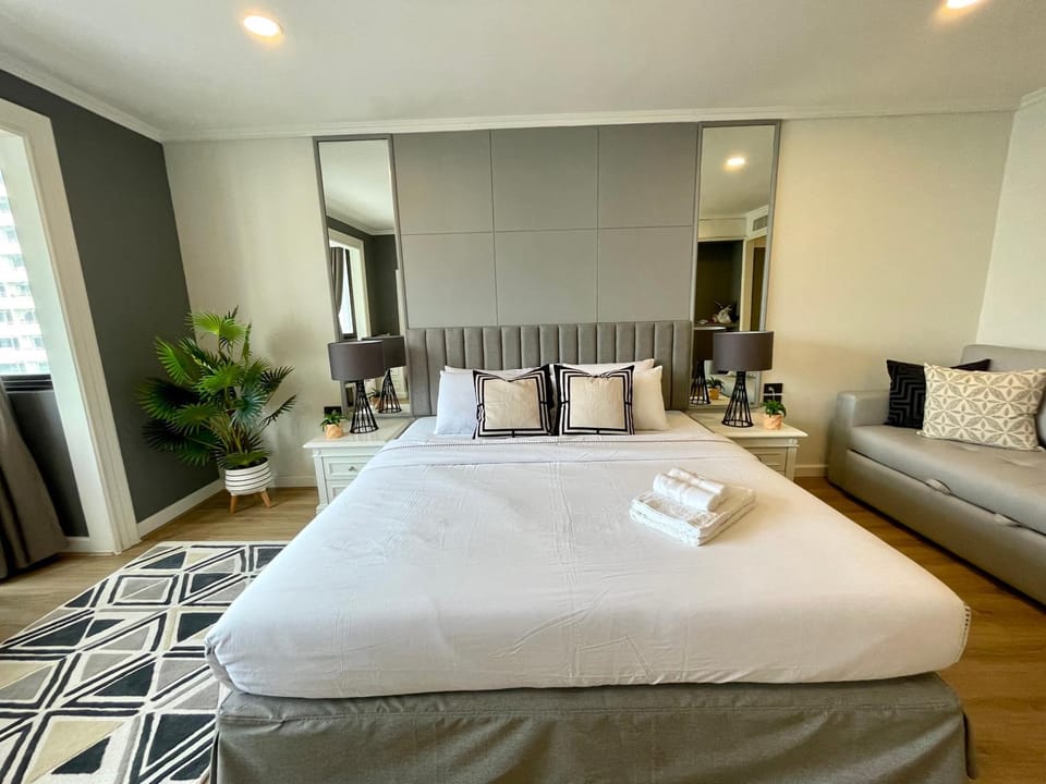 Bed, Seating area, Bedroom, towels