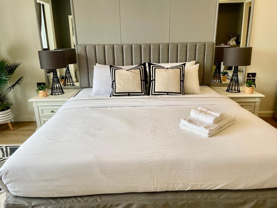 Bed, Bedroom, towels
