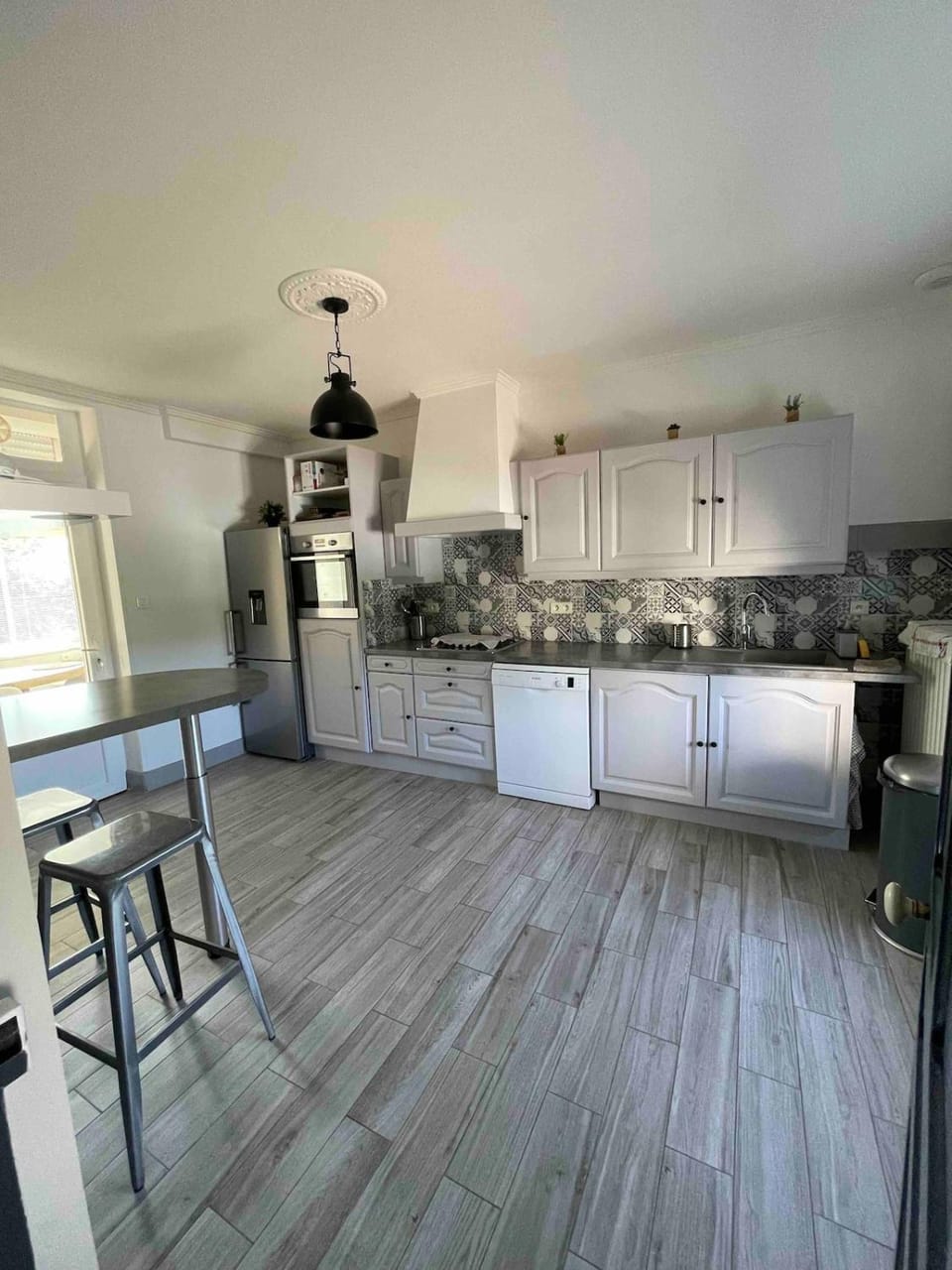 Kitchen or kitchenette, Dining area, dishwasher, stove