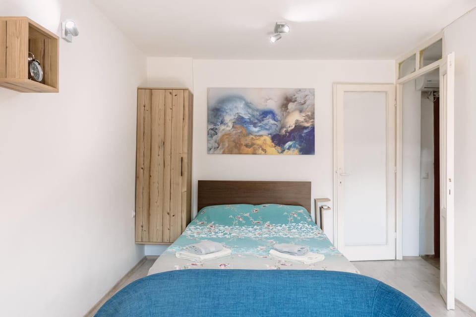 Bed, TV and multimedia, Photo of the whole room, Bedroom, heating, heating, internet, internet, towels, towels, wardrobe, air conditioner, air conditioner