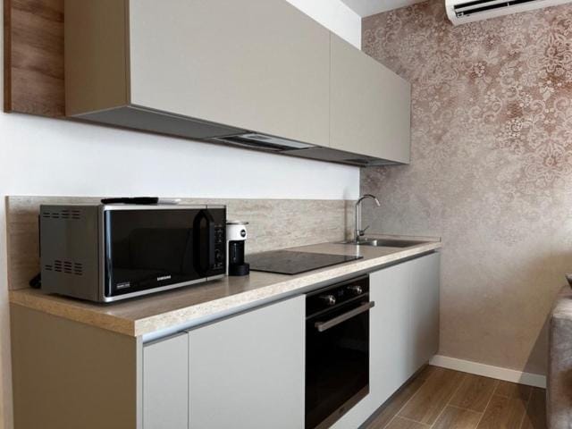 Kitchen or kitchenette, oven, stove