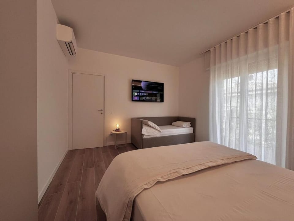 Bed, TV and multimedia, Photo of the whole room