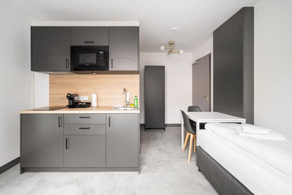 Bed, Coffee/tea facilities, Kitchen or kitchenette, Dining area, microwave, stove, wardrobe