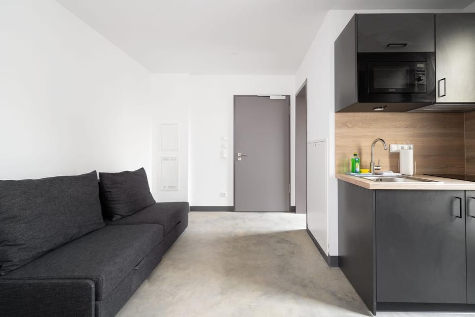 Kitchen or kitchenette, Seating area, microwave, stove