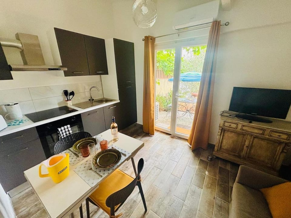 TV and multimedia, Kitchen or kitchenette, Living room, Seating area, Dining area, stove