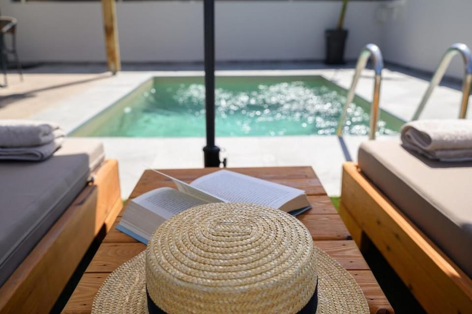 Swimming pool, sunbed, towels
