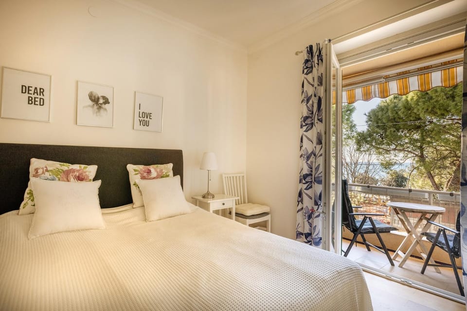 View (from property/room), Balcony/Terrace, Bedroom