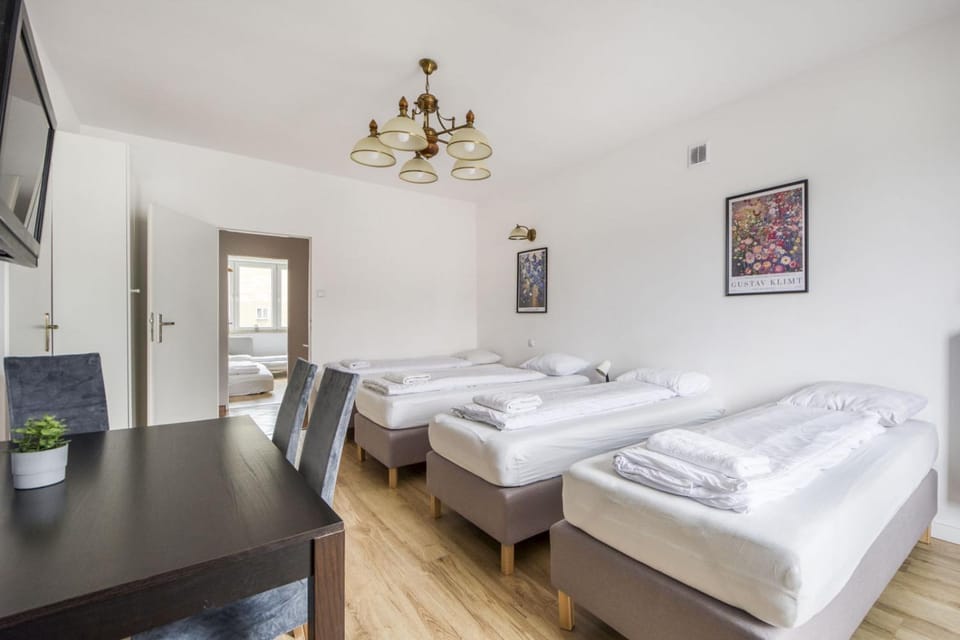 Bed, TV and multimedia, Bedroom, towels