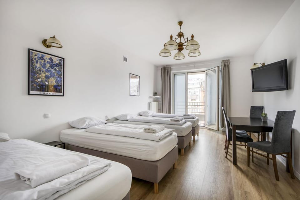 Bed, TV and multimedia, Bedroom, towels